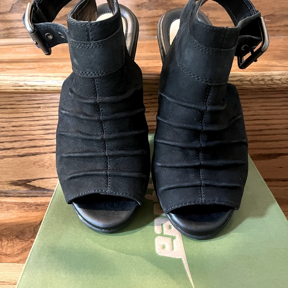 Earth Origins Ruched Peep-toe Wedges Size 6.5 Wide - Picture 7 of 7